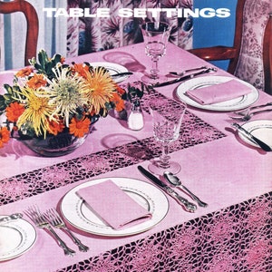 Puede incluir: Un mantel rosa con un borde de encaje de ganchillo. La mesa está puesta con un plato blanco, una servilleta rosa, cubiertos y un vaso de agua. Hay flores en un jarrón en el centro de la mesa. El texto "the NEW LOOK in TABLE SETTINGS" está impreso en la parte superior de la imagen.