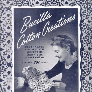 Puede incluir: Una portada de revista vintage con una mujer sosteniendo un encaje de ganchillo. La portada se titula "Bucilla Cotton Creations" y enumera varios proyectos de ganchillo, incluyendo colchas, manteles de banquete, juegos de buffet, juegos de sillas, bufandas y alfombras. La revista es el volumen 143 y cuesta 20 centavos.