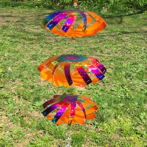 WindSpinner - 蛍光オレンジ色の底に虹 - ハンドメイド - ユニークなデザイン