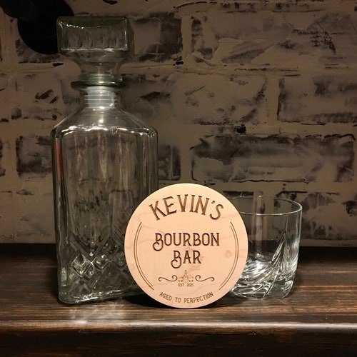 Ensemble de quatre sous-verres en bois de pub personnalisés, cadeaux personnalisés pour boissons au whisky bourbon bar, cadeau bar à domicile, cadeau de fête des pères
