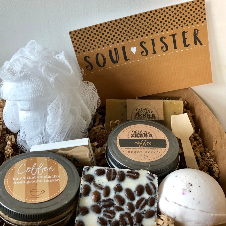 Puede incluir: Una caja de regalo llena de productos de ba&ntilde;o y cuerpo con tem&aacute;tica de caf&eacute;. La caja incluye un exfoliante de az&uacute;car de caf&eacute;, una bomba de ba&ntilde;o con aroma a caf&eacute;, una barra de jab&oacute;n de caf&eacute;, una esponja de ba&ntilde;o blanca y una tarjeta que dice "Soul Sister".