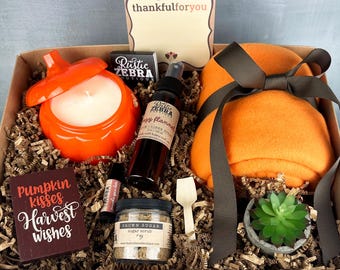 Thankful Basket With Blanket, Thanksgiving Basket,  Thanksgiving Hosting Gift, Holiday Gift For Her, Cozy Fall Style Gift, Candle Gift Box,