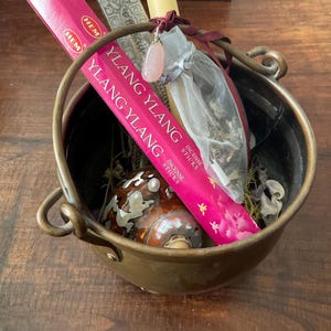 Oude koperen ketel compleet met heksen spulletjes