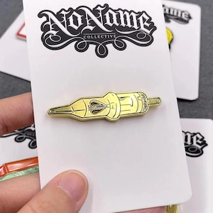 Pin de metal dorado esmaltado con forma de cartucho de tatuaje x Sin nombre x Pines de tatuaje x Agujas de tatuaje x Regalo de tatuaje x Colección de pines