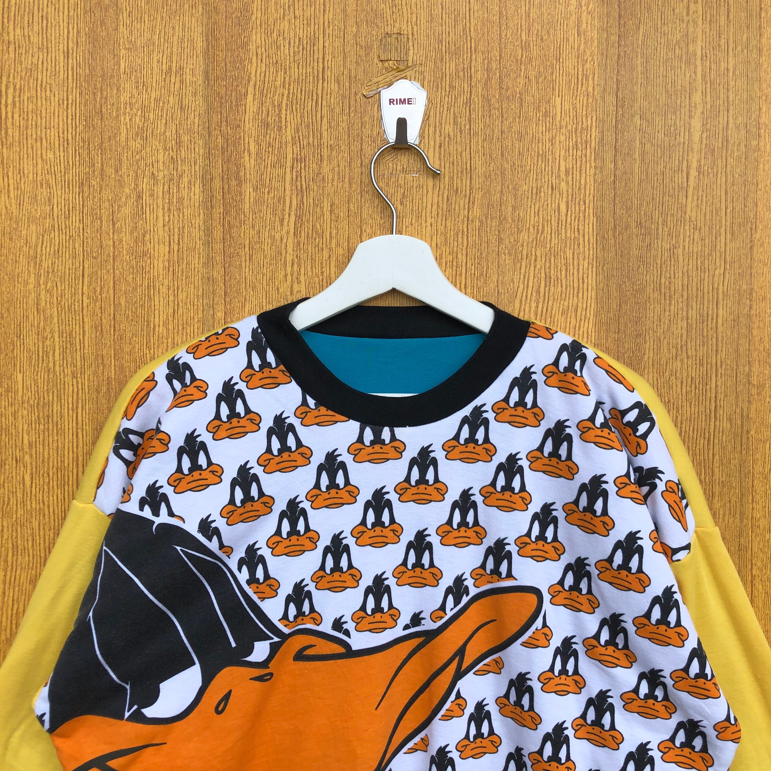 Daffy duck sweatshirt h&m best sale