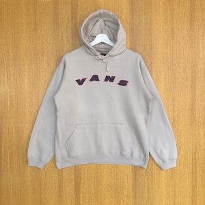 Pode incluir: Uma camisola de capuz bege com um logotipo "VANS" azul marinho e vermelho na frente.