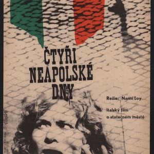 以下が含まれることがあります： 「ナポリの4日間」（チェコ語: 「Čtyři Neapolské Dny」）という映画のヴィンテージ映画ポスター。女性の顔のクローズアップで、彼女は苦しんでいる表情をしている。ポスターは赤と緑の背景で、石畳模様になっている。