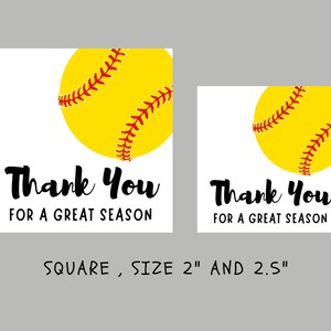 Puede incluir: Dos tarjetas cuadradas de agradecimiento con una pelota de softball amarilla con costuras rojas. El texto en las tarjetas dice "Gracias por una gran temporada". Las tarjetas miden 2 pulgadas y 2,5 pulgadas.