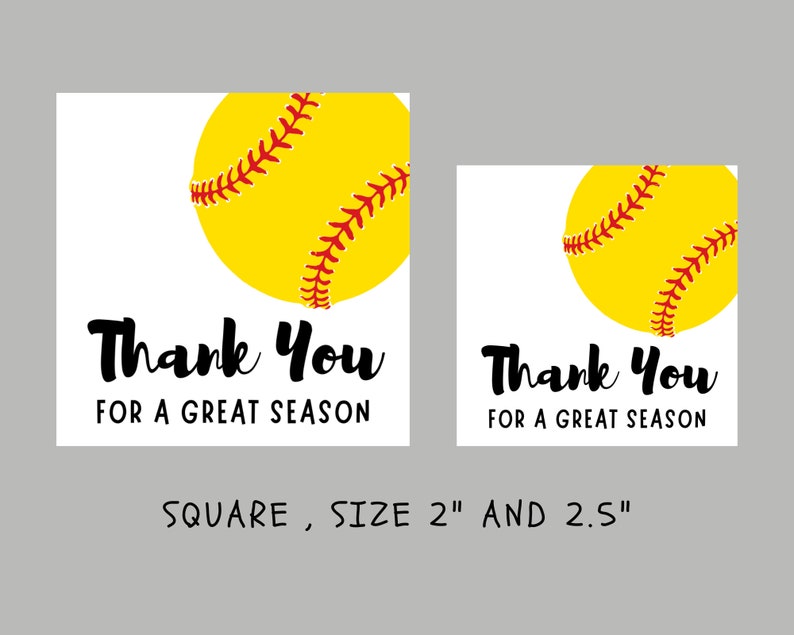 Puede incluir: Dos tarjetas cuadradas de agradecimiento con una pelota de softball amarilla con costuras rojas. El texto en las tarjetas dice "Gracias por una gran temporada". Las tarjetas miden 2 pulgadas y 2,5 pulgadas.