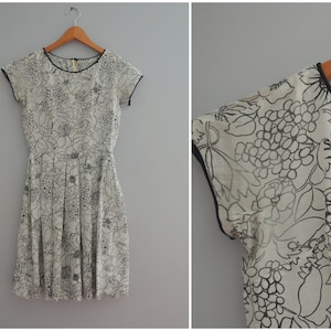 Vestido vintage de mujer de manga corta con estampado floral en blanco y negro / Vestido de verano de manga corta L&#39;aiglon de los años 60 / Vestido de 25 pulgadas talla XXS