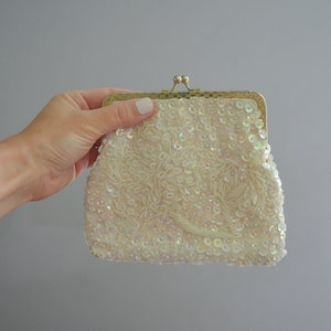 Vintage White Beaded & Sequin Clutch / Styled by Bounty Gold Tone Small Formal Kiss Lock Closure Handbag / Small Beaded Formal Clutch immagine 2