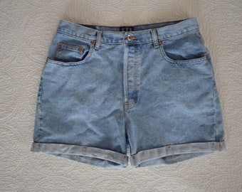 Women's Vintage High Waisted Light Wash GAP Denim Shorts / Light Blue Cuffed 5 Pocket Shorts 4.5" Inseam 32" Waist / 90s Jean Shorts Sz L-XL