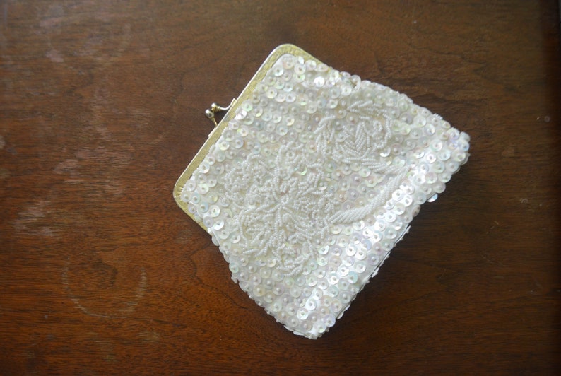 Vintage White Beaded & Sequin Clutch / Styled by Bounty Gold Tone Small Formal Kiss Lock Closure Handbag / Small Beaded Formal Clutch immagine 8