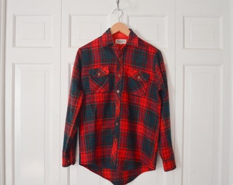 Vintage Men's Long Sleeve Flannel Shirt Size Small / Straw & Clothier Red and Green Plaid Button Down Top / Men's Collared Chore Shirt