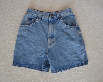 Women's Vintage High Waisted Medium Wash Jean Shorts / 90s Lee Blue Denim Shorts 5" Inseam Size XS / Mom Jean Shorts