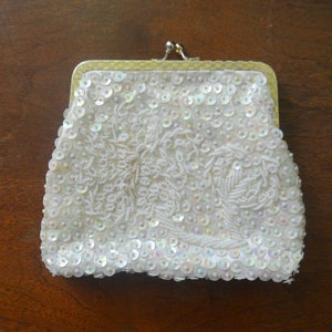 Vintage White Beaded & Sequin Clutch / Styled by Bounty Gold Tone Small Formal Kiss Lock Closure Handbag / Small Beaded Formal Clutch immagine 1