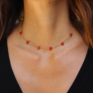 Puede incluir: Un collar de cadena de oro con peque&ntilde;as cuentas redondas de cornalina roja.