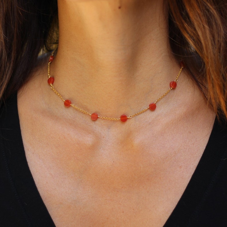 Puede incluir: Un collar de cadena de oro con peque&ntilde;as cuentas redondas de cornalina roja.