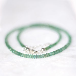 Gargantilla de esmeralda, cuentas de esmeralda de Zambia, delicado collar en capas, plata de ley u oro de 14 quilates, joyería para el chakra del corazón