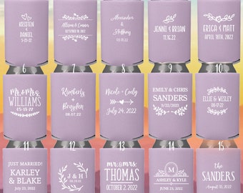 Puede incluir: Enfriadores de latas de color lavanda con varios diseños de texto blanco. El texto incluye nombres, fechas y frases como "Just Married!" y "Mr. & Mrs.", ideales para bodas y eventos.