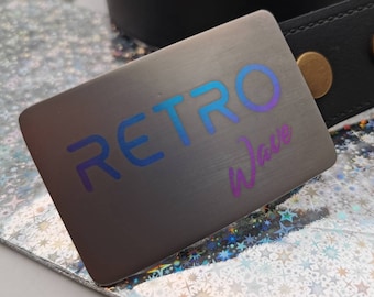 Hebilla de correa de onda retro hecha de titanio con diseño anodizado. El artículo o regalo perfecto para el amante de la música