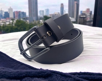 Ceinture en cuir noir mat 38 mm (1,5 pouce) pour jean avec boucle en métal et vis, fabriquée à la main à partir de buffle, pour homme ou femme, un cadeau parfait.