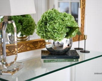 Centrotavola in finta ortensia Green Finest: ortensie verdi dal tocco autentico in un vaso a boccia per pesci argentato