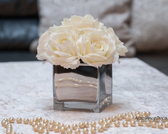 Pièce maîtresse de rose artificielle blanche de luxe Arrangement de rose en soie dans un cube en argent