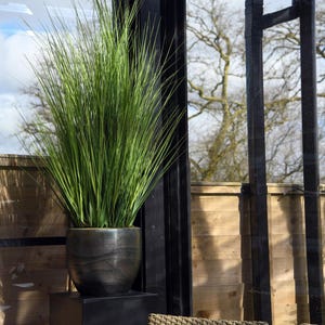 Composizione di erba sintetica alta e lussuosa, 118 cm / Grande pianta artificiale in vaso di design / Decorazione da pavimento moderna e di grande impatto