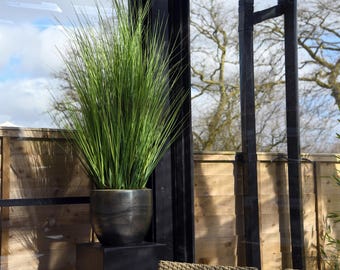 Luxe hoog arrangement van imitatiegras 118 cm | Grote kunstplant in designpot | Modern statement vloerdecor