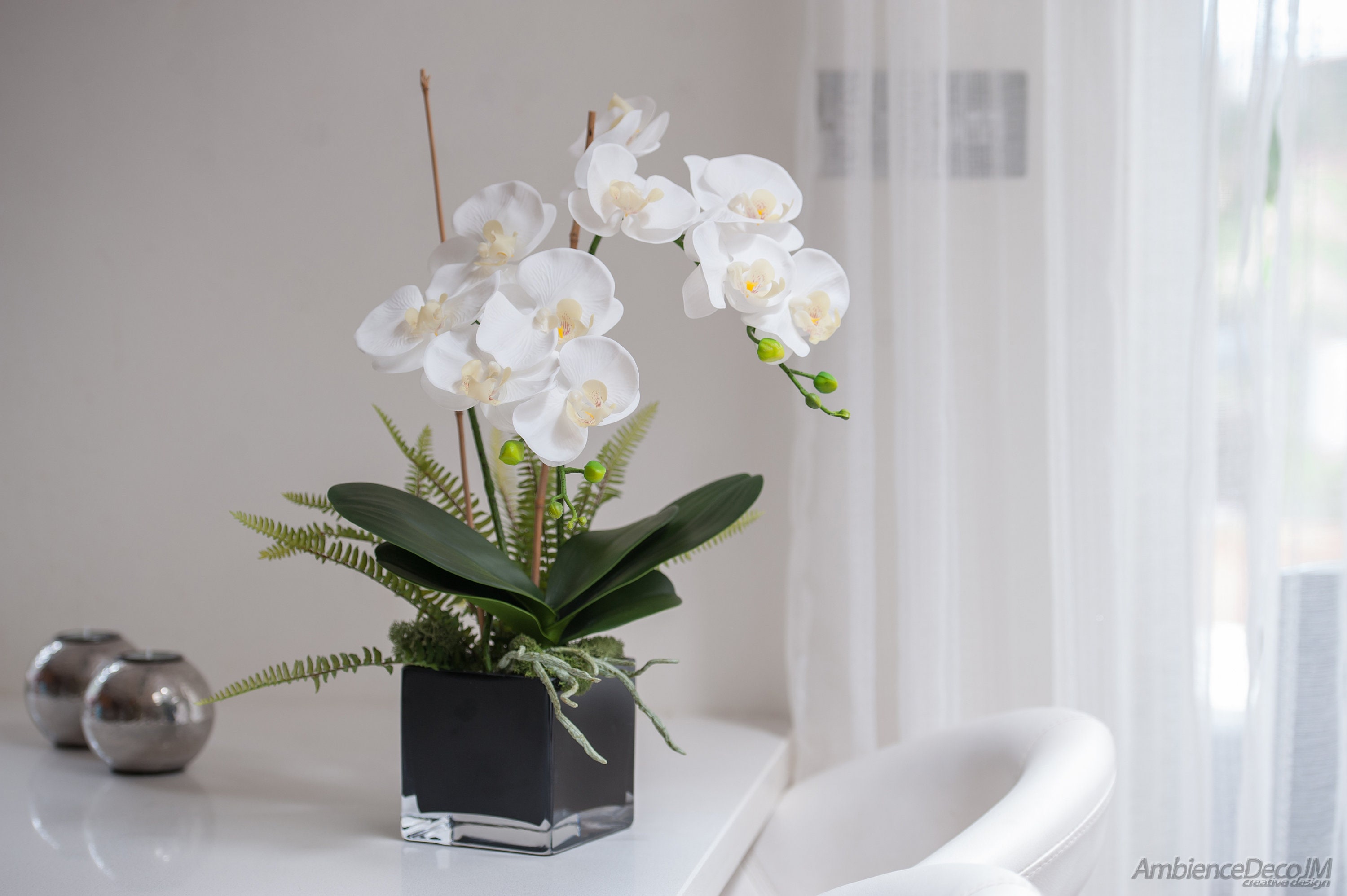 Homescapes - Orchidea artificiale bianca in vaso, altezza 52 m, in vaso di cemento grigio con fiori di seta e foglie verdi, orchidea Phalaenopsis per decorazione interna