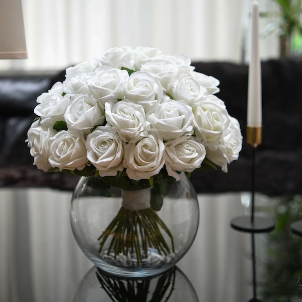 Centre de table rose blanche artificielle. Roses artificielles d'un blanc pur dans un vase bocal transparent.