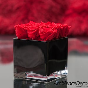 Arrangement de roses de luxe Red Infinity dans un vase cube. pièce maîtresse de rose éternelle de luxe dans un vase cube noir