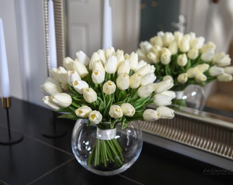 Arreglo de tulipanes de toque real. Tulipanes falsos en florero