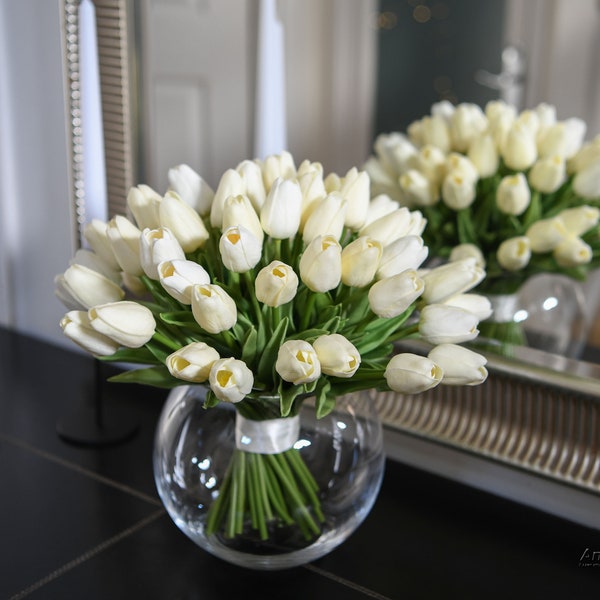 Arrangement de tulipes au toucher authentique. Fausses tulipes dans un vase