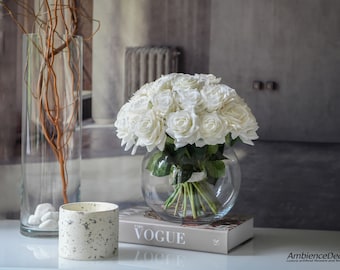 Arrangement de fleurs blanches au toucher réel - Pièce maîtresse de roses au toucher réel