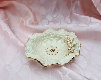 White,Porselain ring dish,22K gold details. Ring holder,Jewelry Plate,Bridgesmaid Gift,Bridal party Gift.