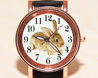 Đồng hồ thỏ siêu dễ thương sẽ khiến bạn cảm thấy thật đáng yêu và vui tươi. Với thiết kế độc đáo, cùng những chi tiết nhỏ xinh, đồng hồ thỏ sẽ là món phụ kiện không thể thiếu trong tủ đồ của bạn.