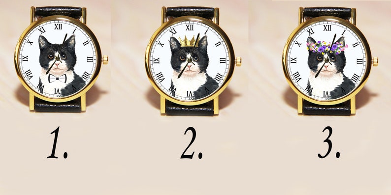 Op de afbeelding: Drie goudkleurige polshorloges met zwarte leren bandjes. Elk horloge heeft een zwart-witte kat met een ander ontwerp: een strikje, een gouden kroon en een bloemenkroon.