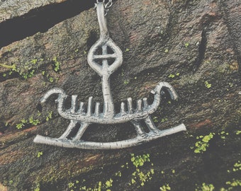 NAVE VICHINGA ciondolo in argento petroglifo, barca, carro, collana in argento ossidato Darkwood vichingo norreno scandinavo Drakkar