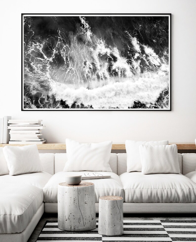 Puede incluir: Fotograf&iacute;a en blanco y negro de olas rompiendo en el oc&eacute;ano. La imagen est&aacute; tomada desde una perspectiva a&eacute;rea, mostrando la espuma blanca de las olas contra el agua oscura.