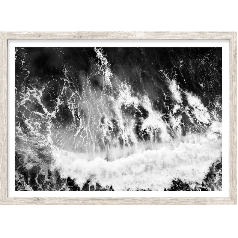 Puede incluir: Fotograf&iacute;a a&eacute;rea en blanco y negro de una ola rompiendo en el oc&eacute;ano. La ola es blanca y el agua es oscura.