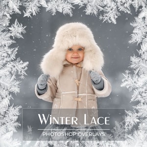 Puede incluir: Un niño pequeño con un gorro de piel blanca y un abrigo beige se encuentra frente a un fondo nevado con un diseño helado y escarchado. El texto "Winter Lace Photoshop Overlays" está en la parte inferior de la imagen.