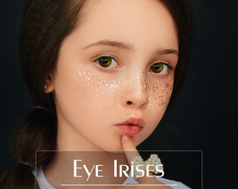 Może przedstawiać: Młoda dziewczyna o brązowych włosach i zielonych oczach patrzy w obiektyw. Ma na twarzy brokat i piegi. Tekst "Eye Irises Photoshop Overlays" znajduje się na dole obrazu.