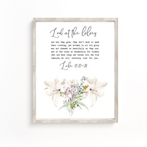 Lucas 12:27 Mira cómo crecen los lirios. Versículo bíblico para pared. Impresión de arte. Escritura de oficina imprimible. Arte de pared cristiano para mujer. Guardería.