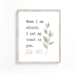 Könnte beinhalten: Ein gerahmter Druck mit weißem Hintergrund und einem Zitat in schwarzem Text: "Wenn ich Angst habe, vertraue ich auf dich. Psalm 56:3". Rechts neben dem Zitat befindet sich eine Aquarell-Illustration eines grünen, belaubten Zweigs.