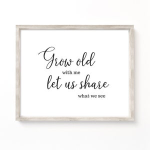 Puede incluir: Impresión tipográfica en blanco y negro con el texto "Grow old with me let us share what we see".