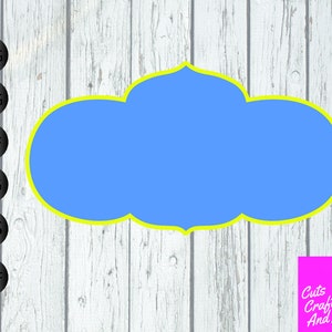 Könnte beinhalten: Ein blaues wolkenförmiges Design mit gelbem Umriss, vor einem weißen Holzmaserungshintergrund. Das Design ist von Dateityp-Symbolen umgeben: SVG, PNG, PDF, JPG, EPS und DXF. Die untere rechte Ecke zeigt ein pinkfarbenes Quadrat mit dem Text "Cuts Crafts And More."
