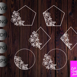 Può includere: Design di cornici floreali bianche in varie forme, tra cui pentagoni, diamanti e cerchi, con accenti di rose. L'immagine include anche icone di tipo di file: SVG, PNG, PDF, JPG ed EPS. Il testo "Cuts Crafts And More" si trova nell'angolo in basso a destra.