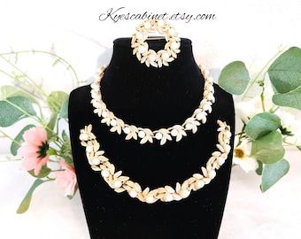 Vintage Avon 1971 Gold Tone Leaf Faux Pearl Parure Necklace, Bracelet, Brooch Set